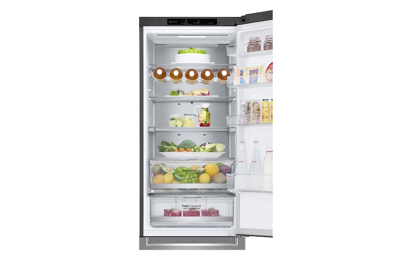 Dettaglio della parte frigo con porta aperta e frigo pieno