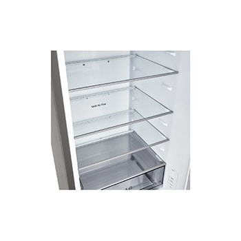 Immagine obliqua frigo aperto con alimenti 