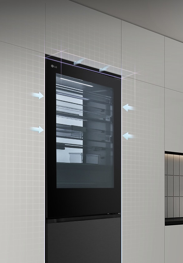 Congelatore inferiore LG InstaView (GBGW92GCEV) installato a filo in un'alta parete luminosa con frecce blu sul lato superiore e anteriore