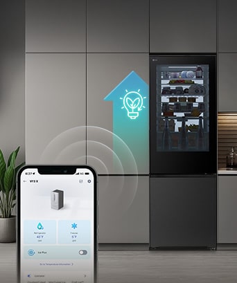 Congelatore inferiore LG InstaView (GBGW92GCEV) con uno smartphone che mostra l'app ThinQ e un'icona AI blu luminosa