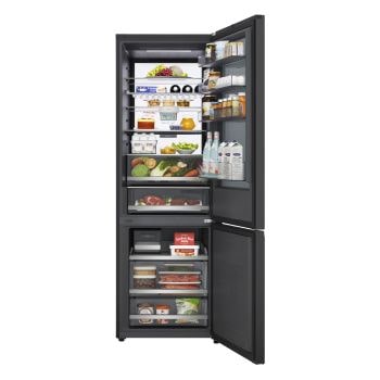 LG GBGW92GCEV Frigorifero combinato, vista interna con porte aperte e cibi riposti nei vani frigorifero e freezer.