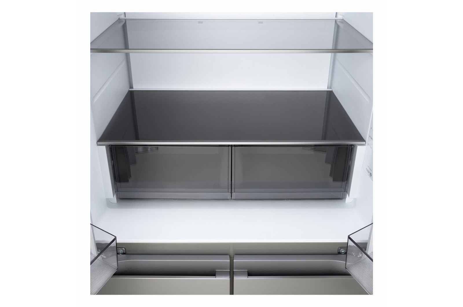 Frigorifero Multidoor Slim LG GMBS30SDPY, dettaglio interno con ripiano in vetro e cassetti inferiori.