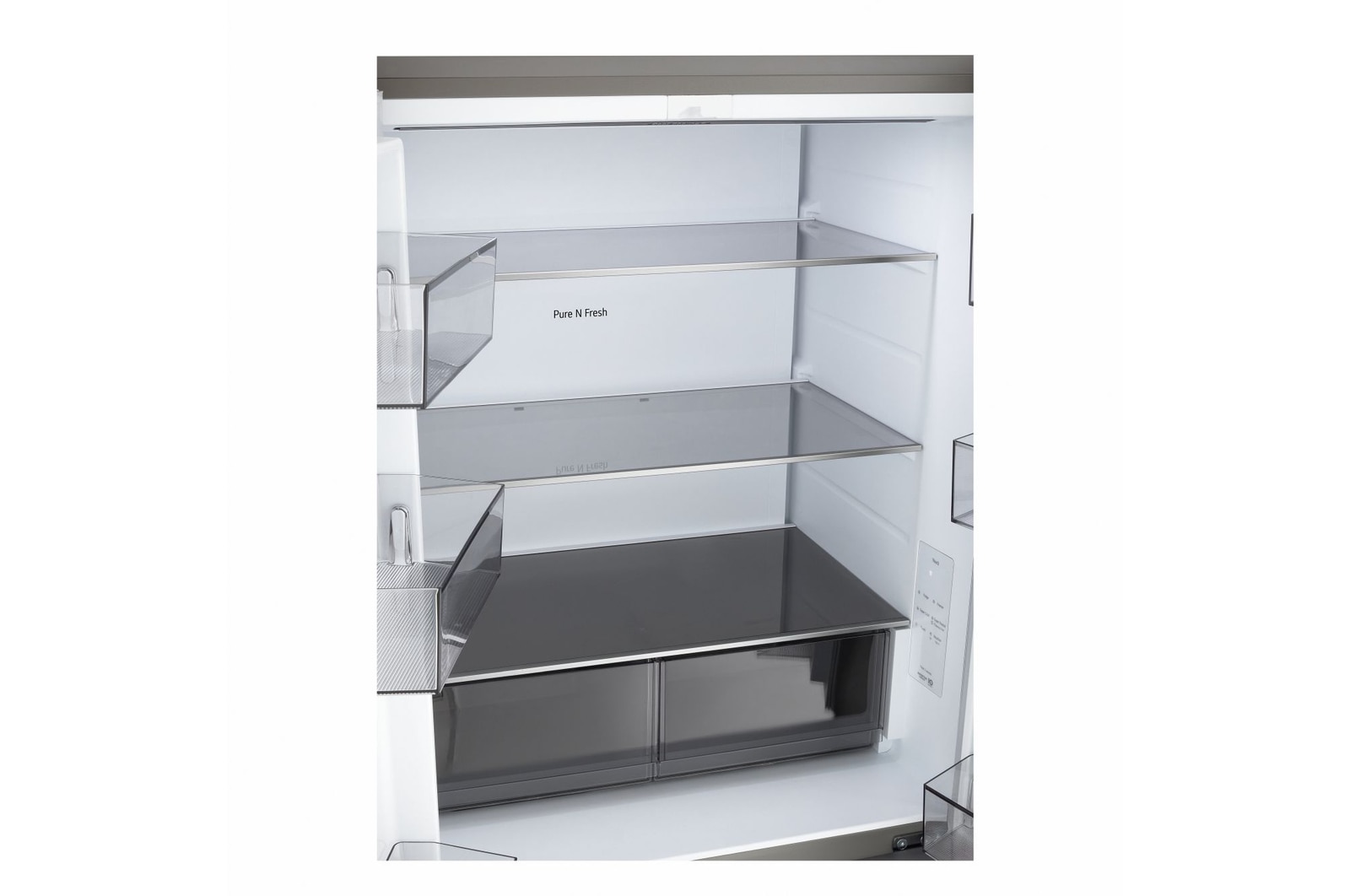 Frigorifero Multidoor Slim LG GMBS30SDPY, dettaglio interno del vano frigorifero con ripiani in vetro e contenitori laterali.