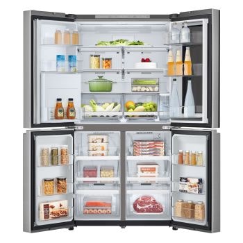 Frigorifero aperto completamente pieno di alimenti