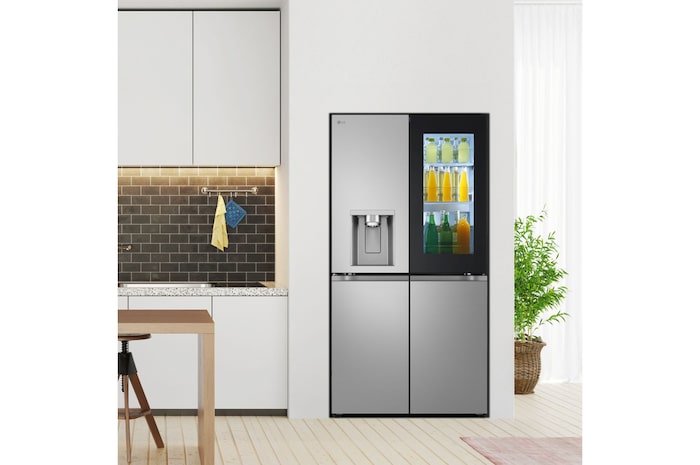 vista frigorifero su ambientazione cucina