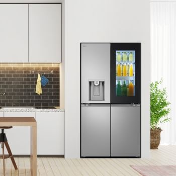 vista frigorifero su ambientazione cucina