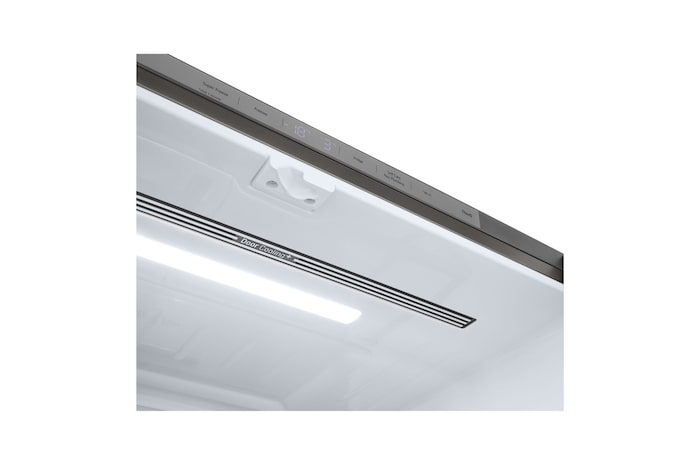 Dettaglio della parte interna superiore del frigo vista di lato