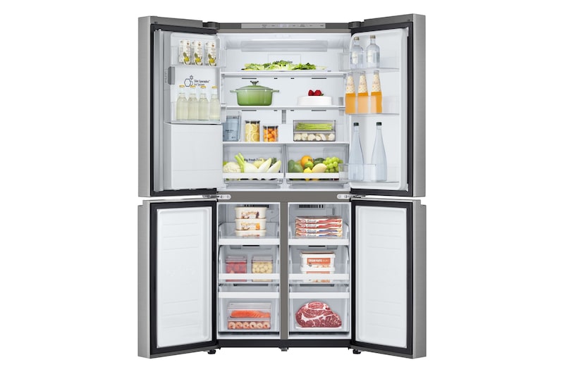 Frigorifero aperto completamente pieno di alimenti