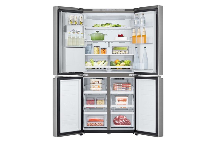 Frigorifero aperto completamente pieno di alimenti