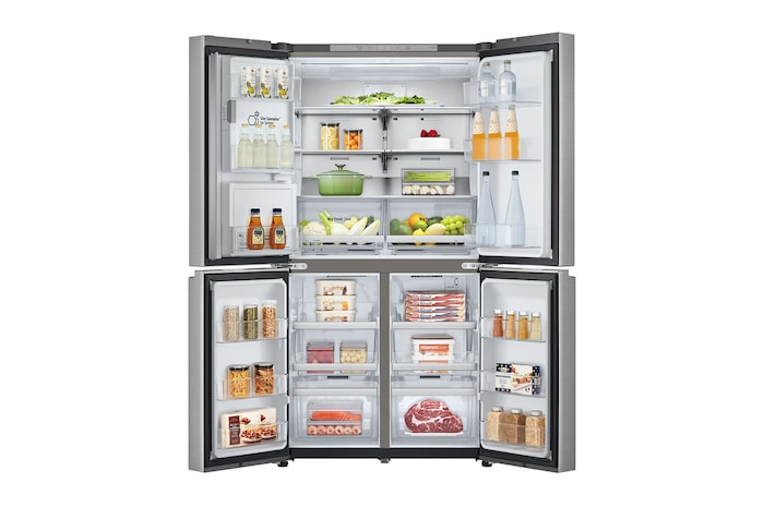 Frigorifero aperto completamente pieno di alimenti