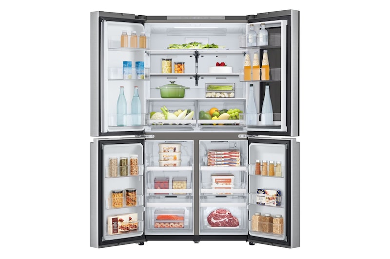 Frigorifero aperto completamente pieno di alimenti