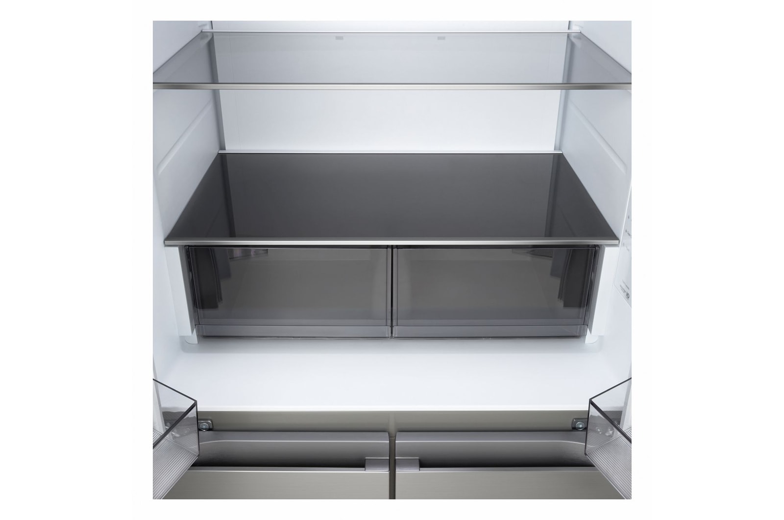 Frigorifero Multidoor Slim Instaview LG GMVS30SEPY con interno vuoto, ripiani in vetro e ampi cassetti inferiori.