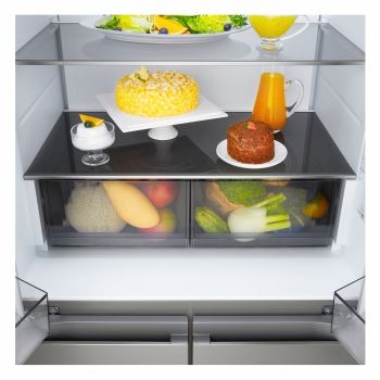 Frigorifero Multidoor Slim Instaview LG GMVS30SEPY con alimenti organizzati su più ripiani e cassetti inferiori trasparenti.