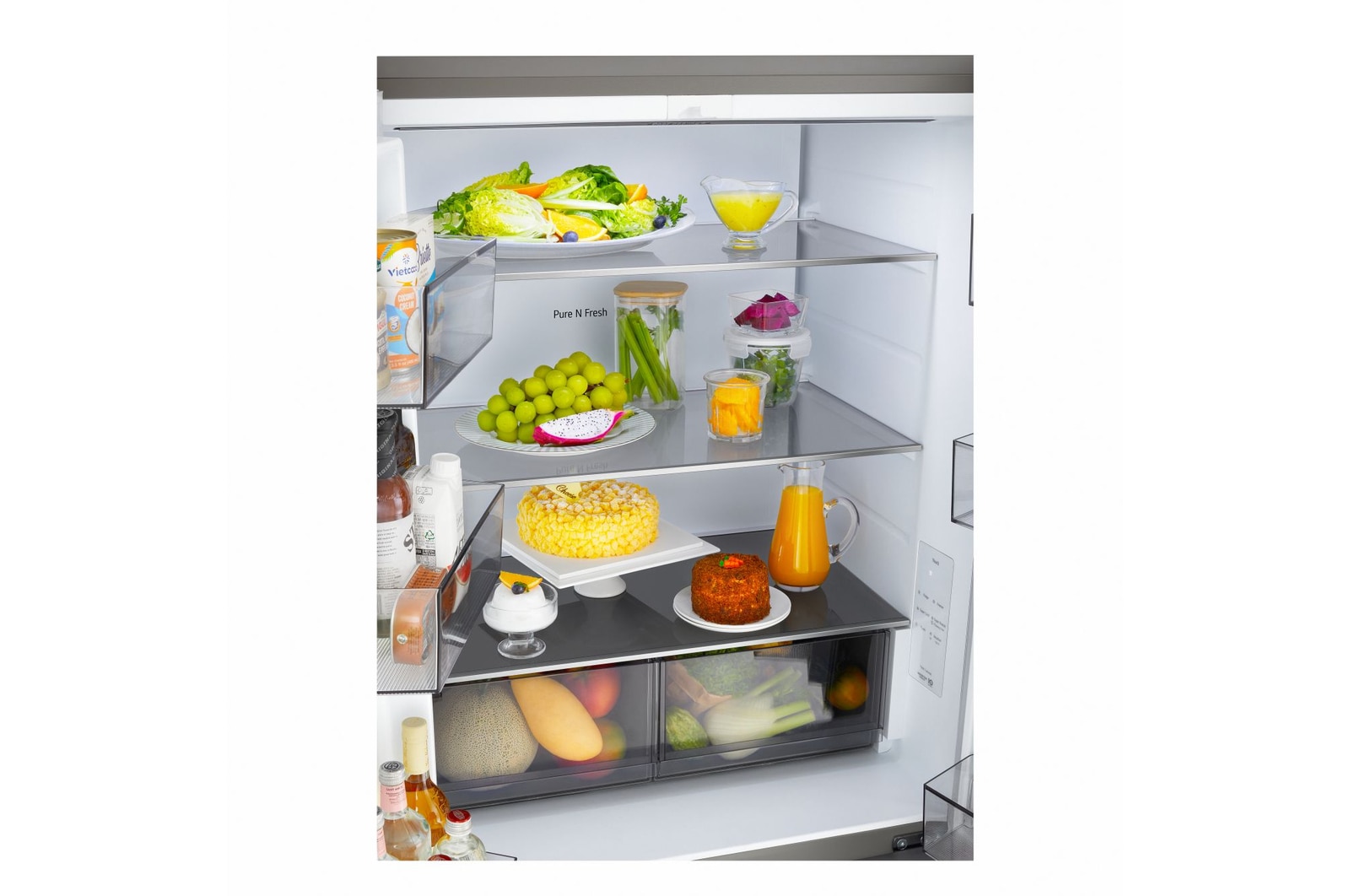 Frigorifero Multidoor Slim Instaview LG GMVS30SEPY con interno Pure N Fresh pieno di alimenti, ripiani in vetro, cassetti capienti e organizzazione ottimizzata dello spazio.