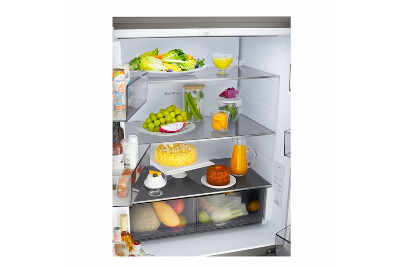 Frigorifero Multidoor Slim Instaview LG GMVS30SEPY con interno Pure N Fresh pieno di alimenti, ripiani in vetro, cassetti capienti e organizzazione ottimizzata dello spazio.