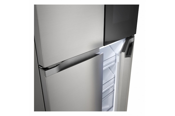 Frigorifero Multidoor Slim Instaview LG GMVS30SEPY con porta parzialmente aperta che mostra l’interno e i ripiani laterali.