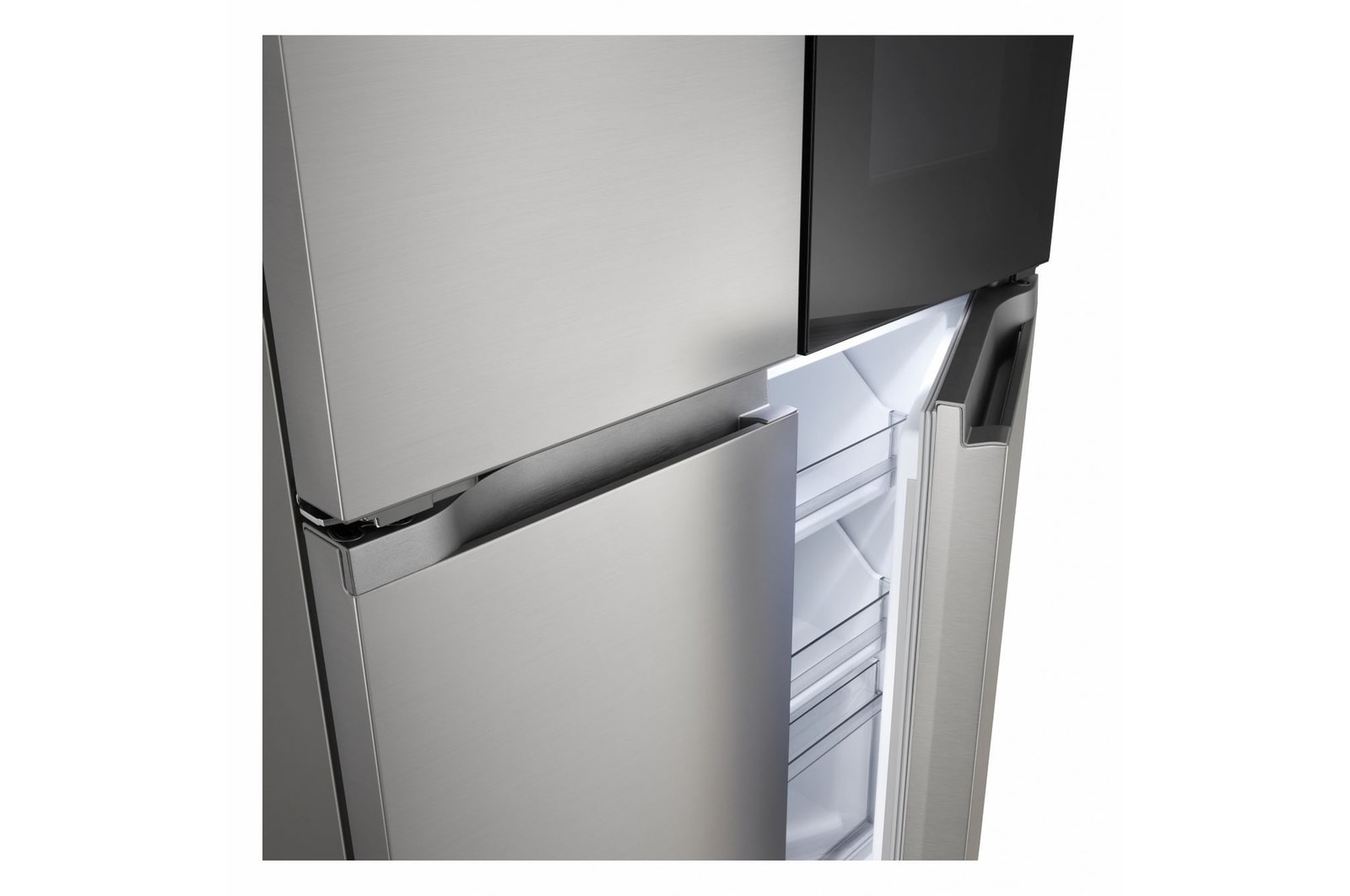 Frigorifero Multidoor Slim Instaview LG GMVS30SEPY con porta parzialmente aperta che mostra l’interno e i ripiani laterali.