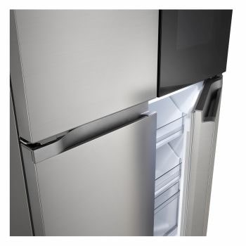 Frigorifero Multidoor Slim Instaview LG GMVS30SEPY con porta parzialmente aperta che mostra l’interno e i ripiani laterali.