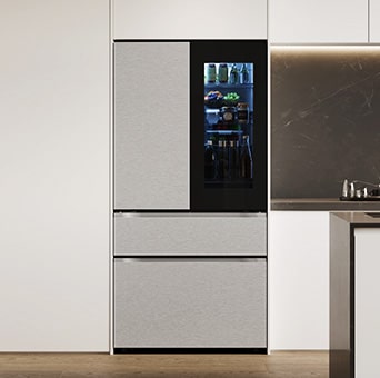 Vista frontale di un frigorifero LG perfettamente integrato negli interni di una cucina moderna.