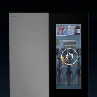 Display touch del frigorifero LG che mostra le impostazioni della temperatura; erogazione dell'acqua in un bicchiere riempito con cubetti di ghiaccio sottostante.