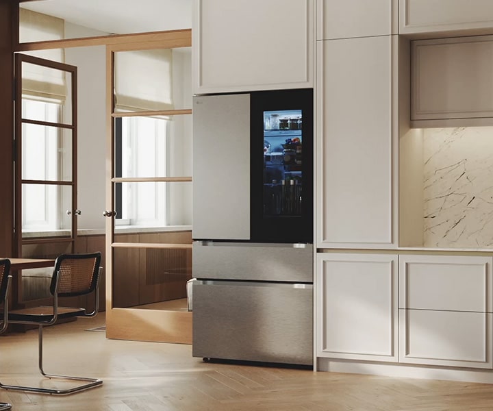 Un frigorifero LG in una luminosa cucina moderna con accenti in legno.	
