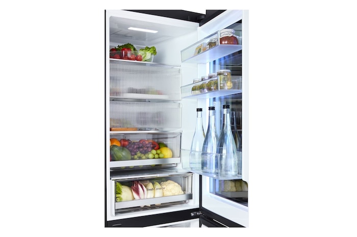 Dettaglio della porta aperta del frigorifero