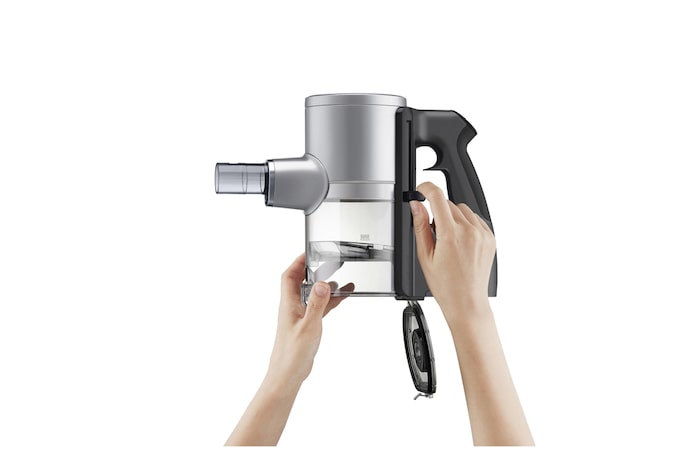 Dettaglio del corpo dell'aspirapolvere con una mano che aziona la leva Kompressor