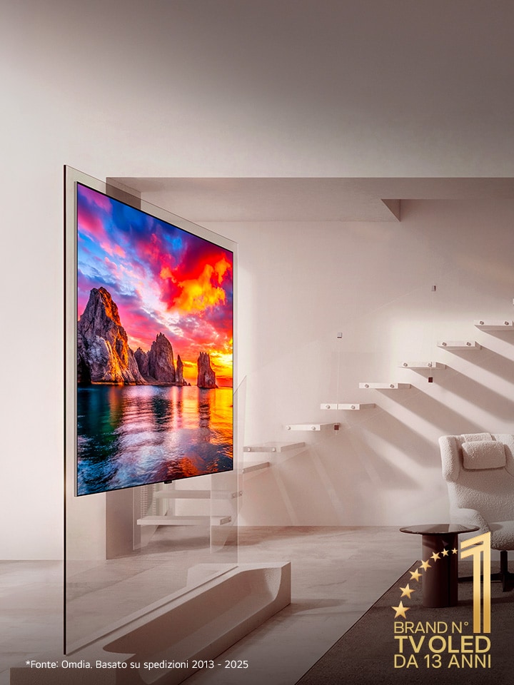 TV OLED che mostra un paesaggio montano dai colori vivaci in un interno minimalista.