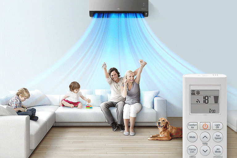 Famiglia seduta su un divano bianco godendosi l'aria fresca di un condizionatore LG, con un cane sdraiato sul pavimento.