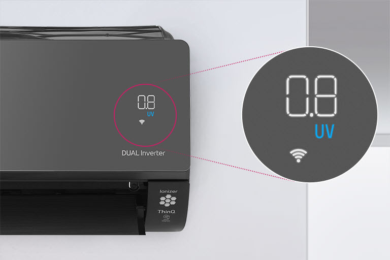 Si vede metà del condizionatore LG installato a parete con la porta anteriore aperta a indicare che è acceso. Le spie della qualità dell’aria dell’apparecchio sono inserite in un cerchio, che viene ingrandito per mostrare le spie verdi del pannello della qualità dell’aria e i numeri che indicano l’esatta qualità dell’aria. Il logo DUAL Inverter è visibile sull’apparecchio.