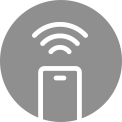Le tre icone in alto indicano un carosello di tre immagini. La seconda icona, denominata “Smart Alert”, è rossa. Un uomo seduto sul pavimento guarda il telefono con il forno sullo sfondo. Sulla sinistra dello schermo compare la schermata del telefono con un’immagine dell’app ThinQ e l’icona Wifi sovrastante.