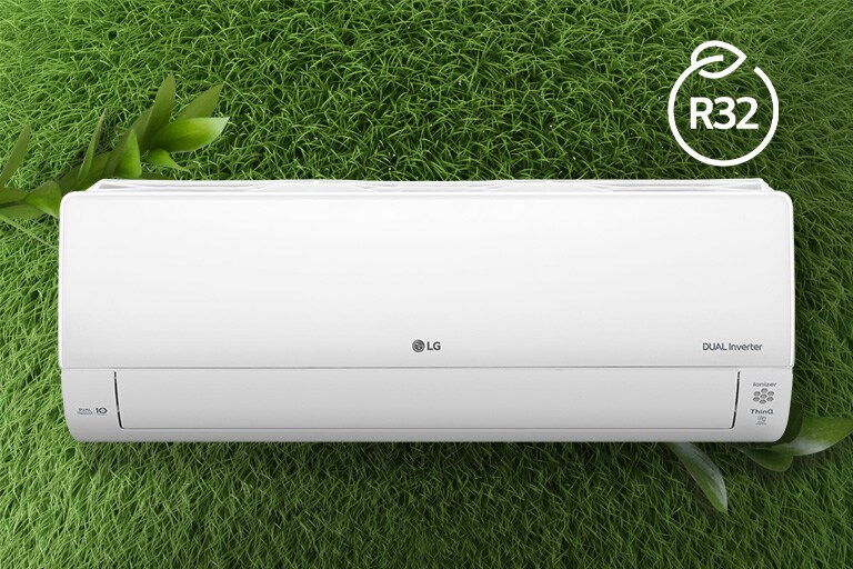 Il condizionatore LG è installato su una parete in erba. Il logo R32 per l’efficienza energetica è posizionato in alto a destra.