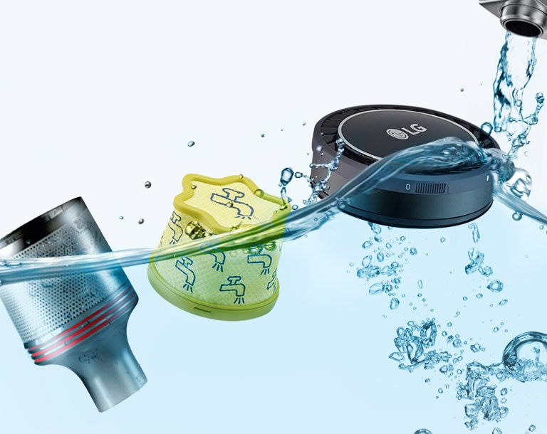 Filtri dell'aspirapolvere separati, immersi nell'acqua.