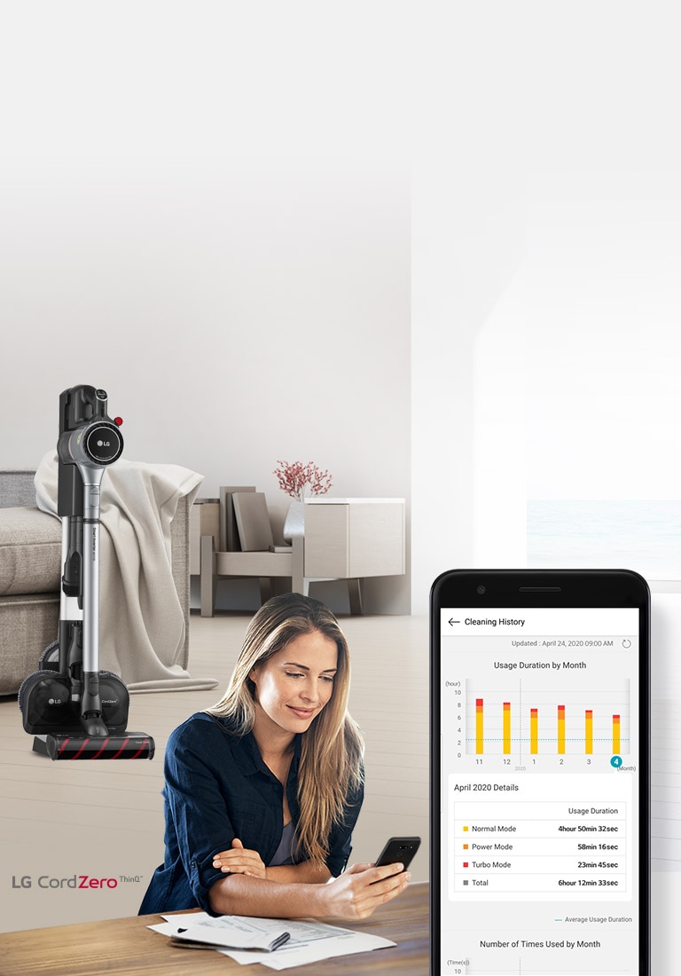Aspirapolvere LG CordZero accanto a un divano, una donna controlla la cronologia delle pulizie su uno smartphone.