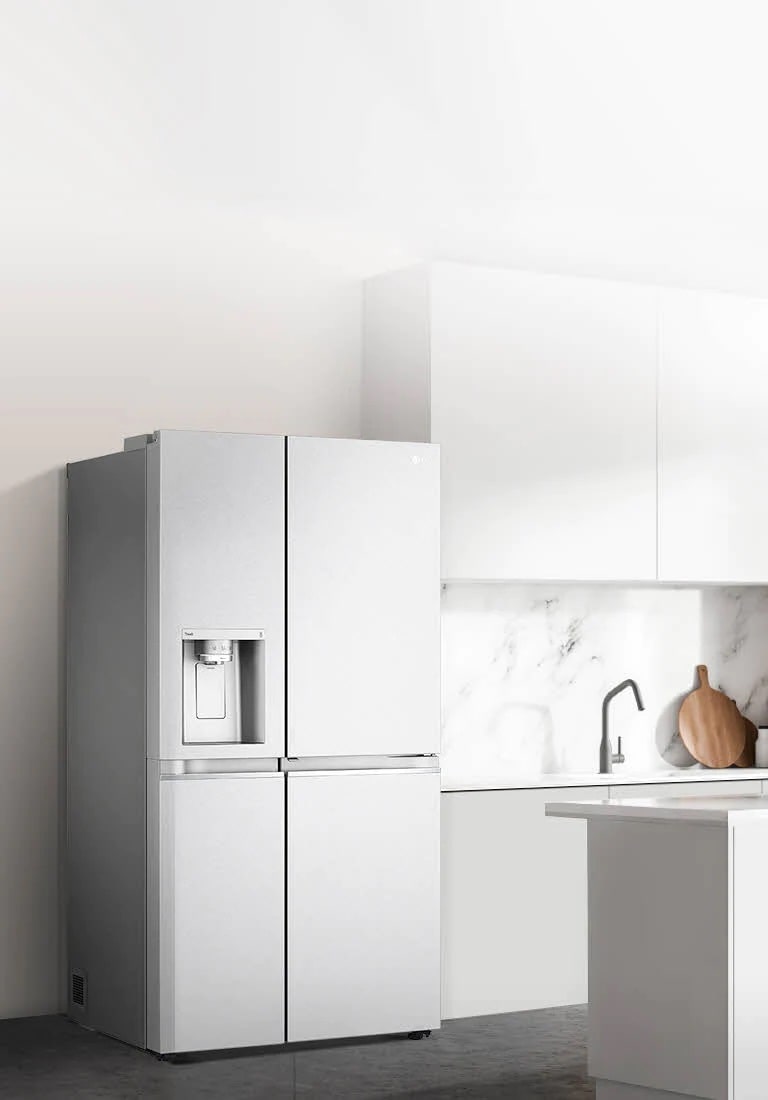  Frigorifero LG a doppia porta in acciaio inox, con dispenser d'acqua, in una cucina moderna con piano di lavoro bianco.