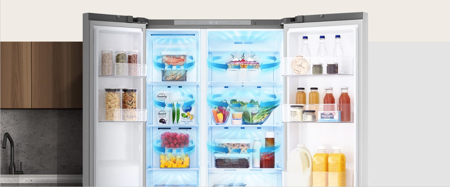 Frigorifero LG aperto con cibi freschi, bevande e aria blu visibile, situato accanto a un mobile da cucina in legno.