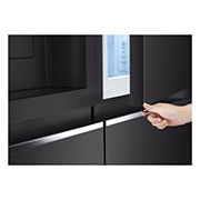 LG Frigorifero Side-by-Side Door-in-Door | Classe F, 635L | Wi-Fi, Dispenser con allaccio, Door&Linear Cooling, No frost | Nero, GSJV70WBTF