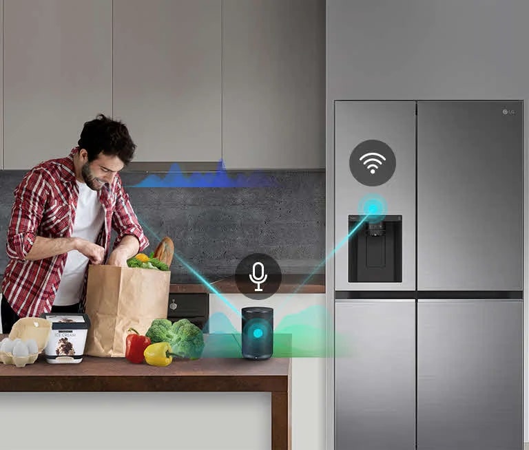 Uomo in cucina con frigorifero LG smart, assistente vocale e verdure fresche su un tavolo marrone.