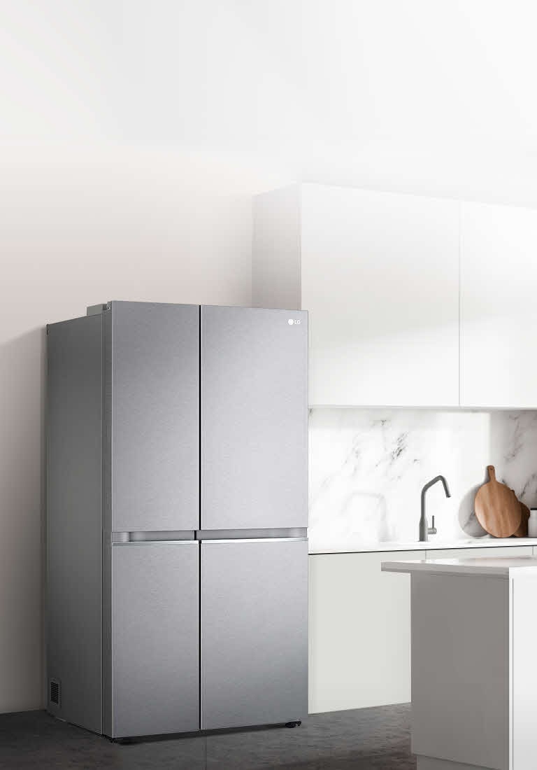 Si mostra il frigorifero installato in una cucina bianca.