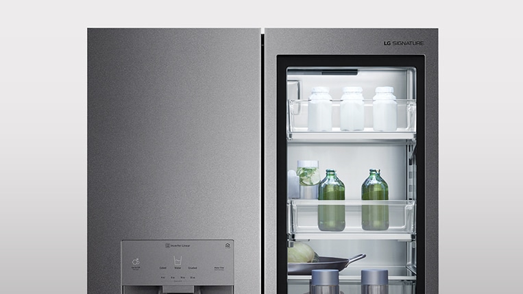 La luce all’interno dello sportello InstaView del frigorifero LG SIGNATURE è accesa.