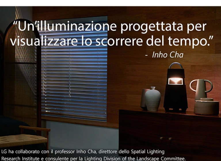 Immagine dell’XBOOM 360 che illumina una mensola all’interno di una stanza scura. La frase “Un’illuminazione progettata per visualizzare lo scorrere del tempo.”