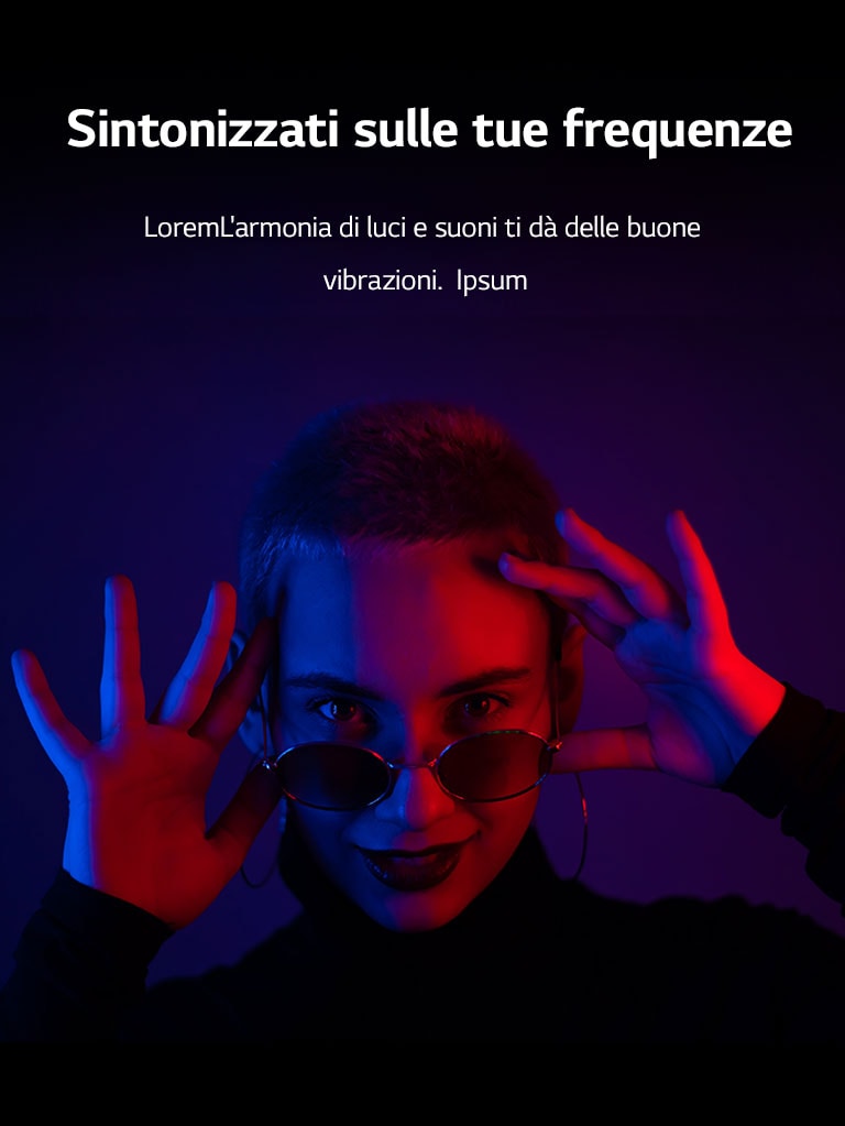 Una donna si mette in posa sotto una luce vivida.