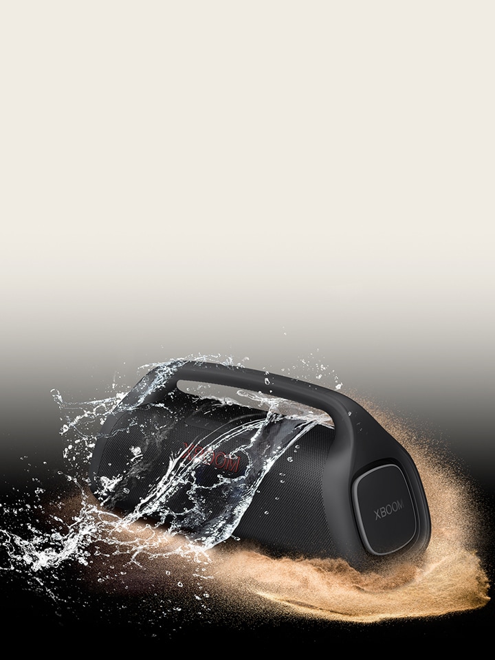 Due unità LG XBOOM Go XG9 sono collocate in uno spazio infinito. Una indica che è impermeabile e l'altra che è resistente alla polvere.