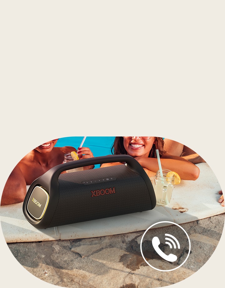 Il dispositivo LG XBOOM Go XG9 è posizionato a bordo piscina. Tre persone parlano attraverso il diffusore in piscina.