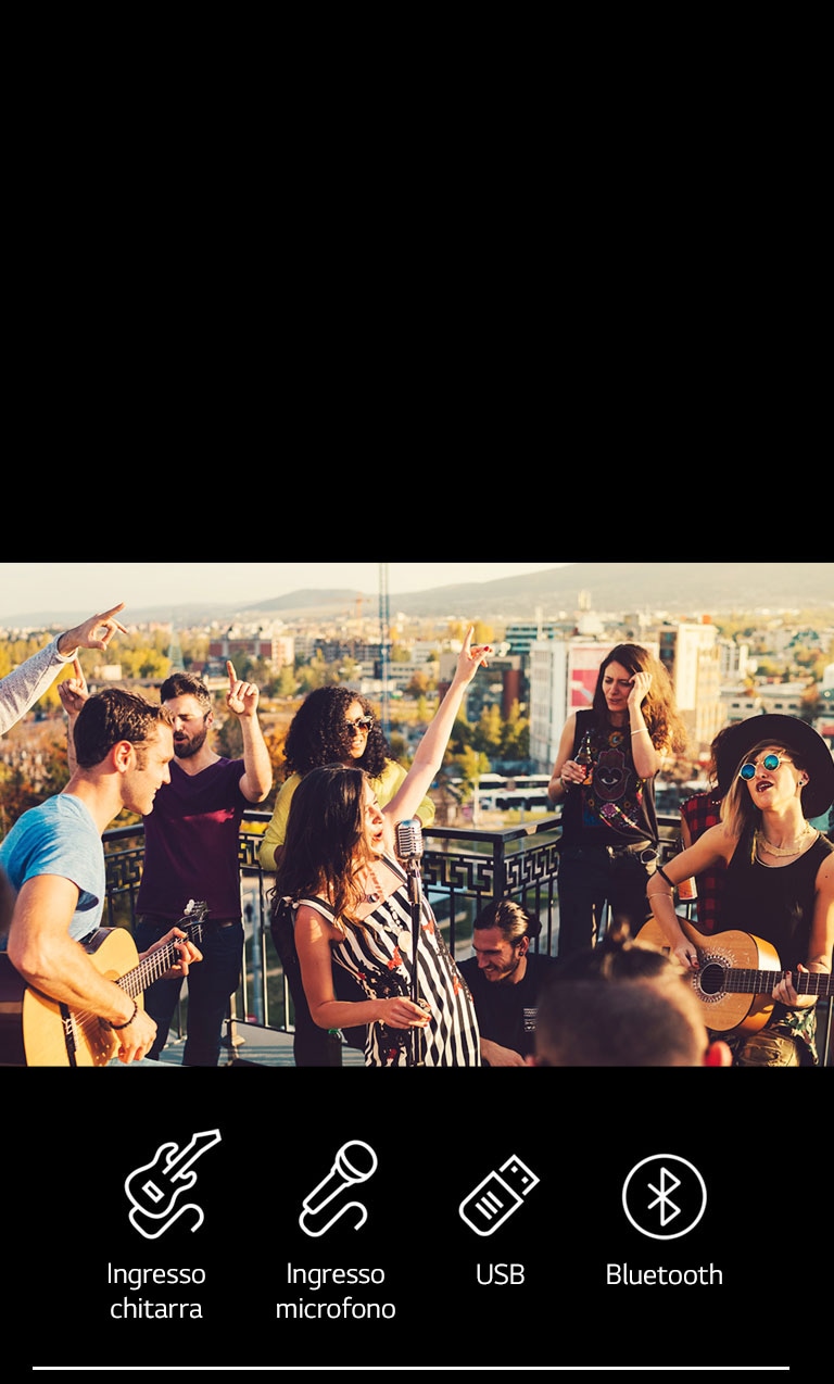 Ci sono delle persone che si godono un concerto acustico con LG XBOOM XL7S. Sotto l'immagine ci sono delle chitarre