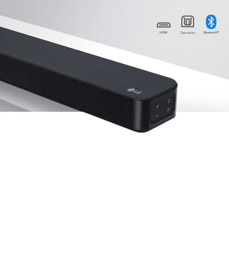Particolare del lato destro della LG Soundbar con logo LG nell’angolo destro inferiore.
