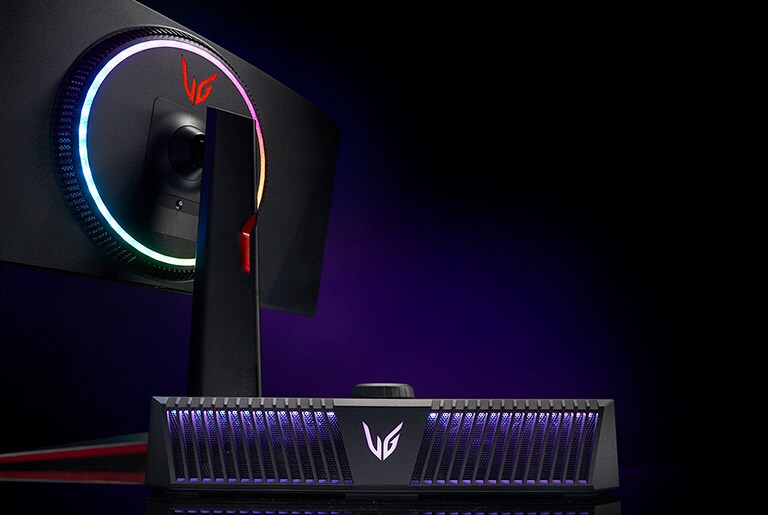 Vista posteriore di un monitor da gaming e vista frontale al livello degli occhi di un altoparlante da gaming con illuminazione di colore viola