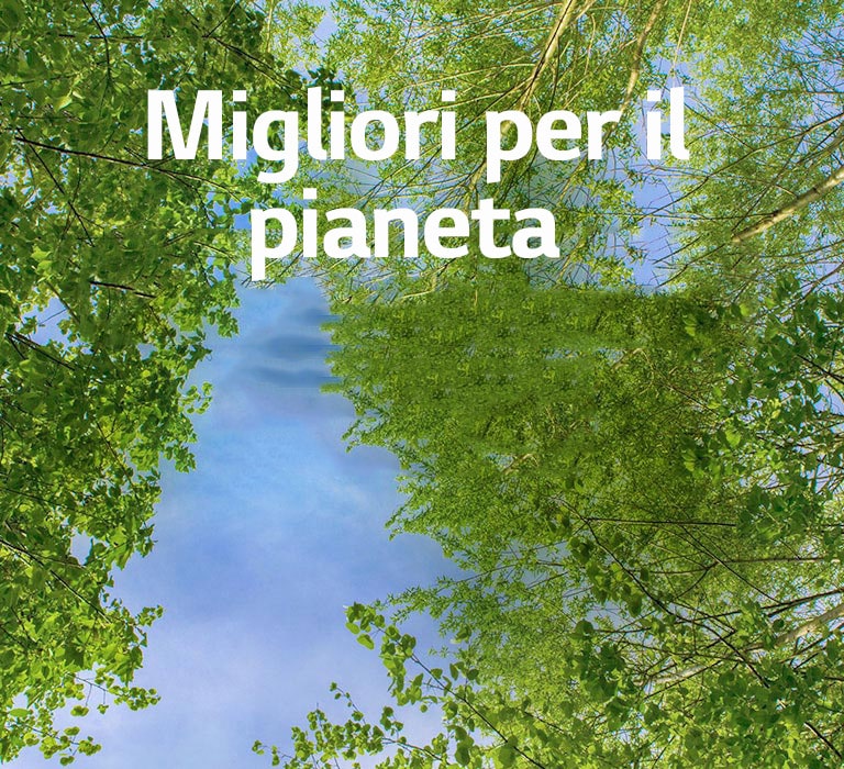 Un’immagine verde, con alberi pieni di foglie e un cielo a fare da sfondo. Main copy in maiuscolo: “better for the planet”