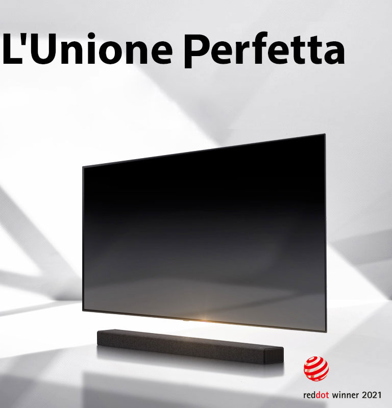 Una soundbar e un TV sono posizionati su un pavimento bianco, appena dietro si vede un’ombra proveniente dall’esterno.