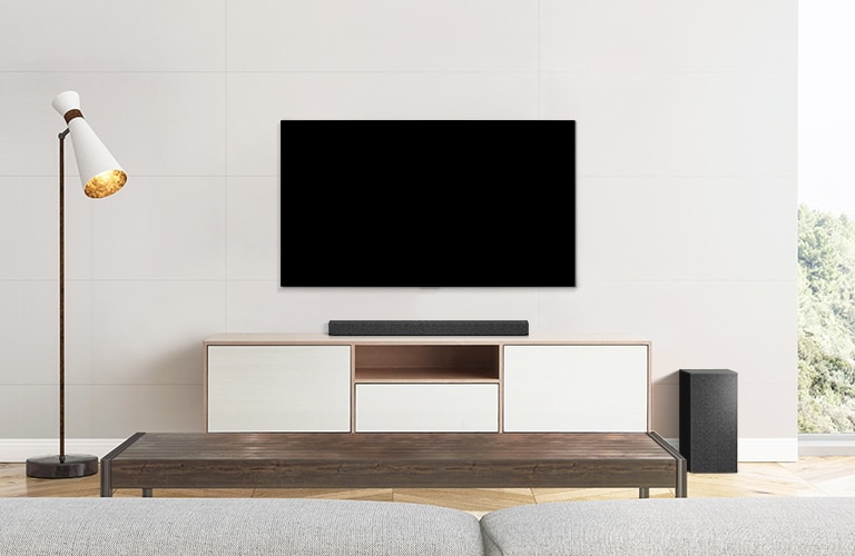 Un TV, una soundbar e un subwoofer collocati in un salotto dal design lineare